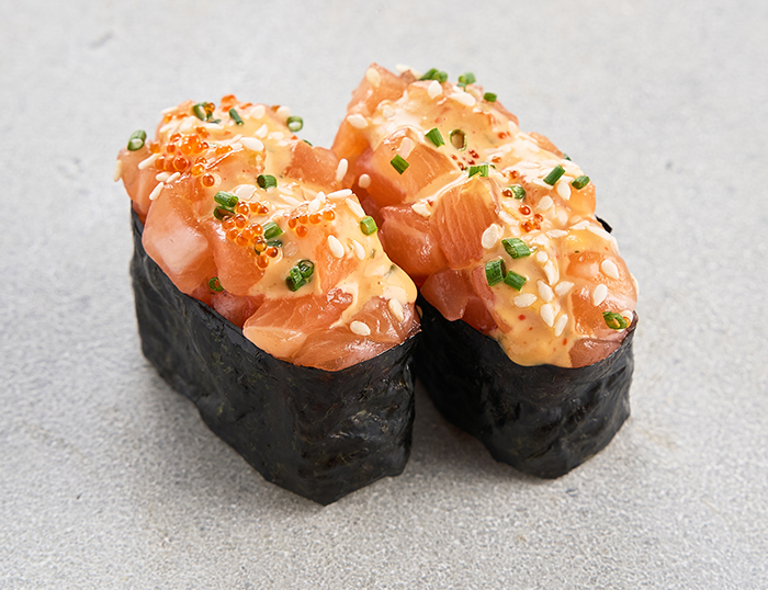Острые суши с лососем (2 шт)