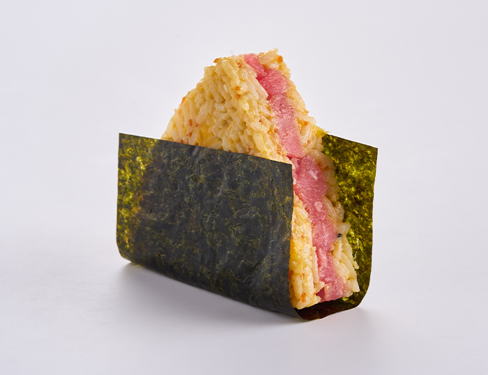 Онигири с тунцом