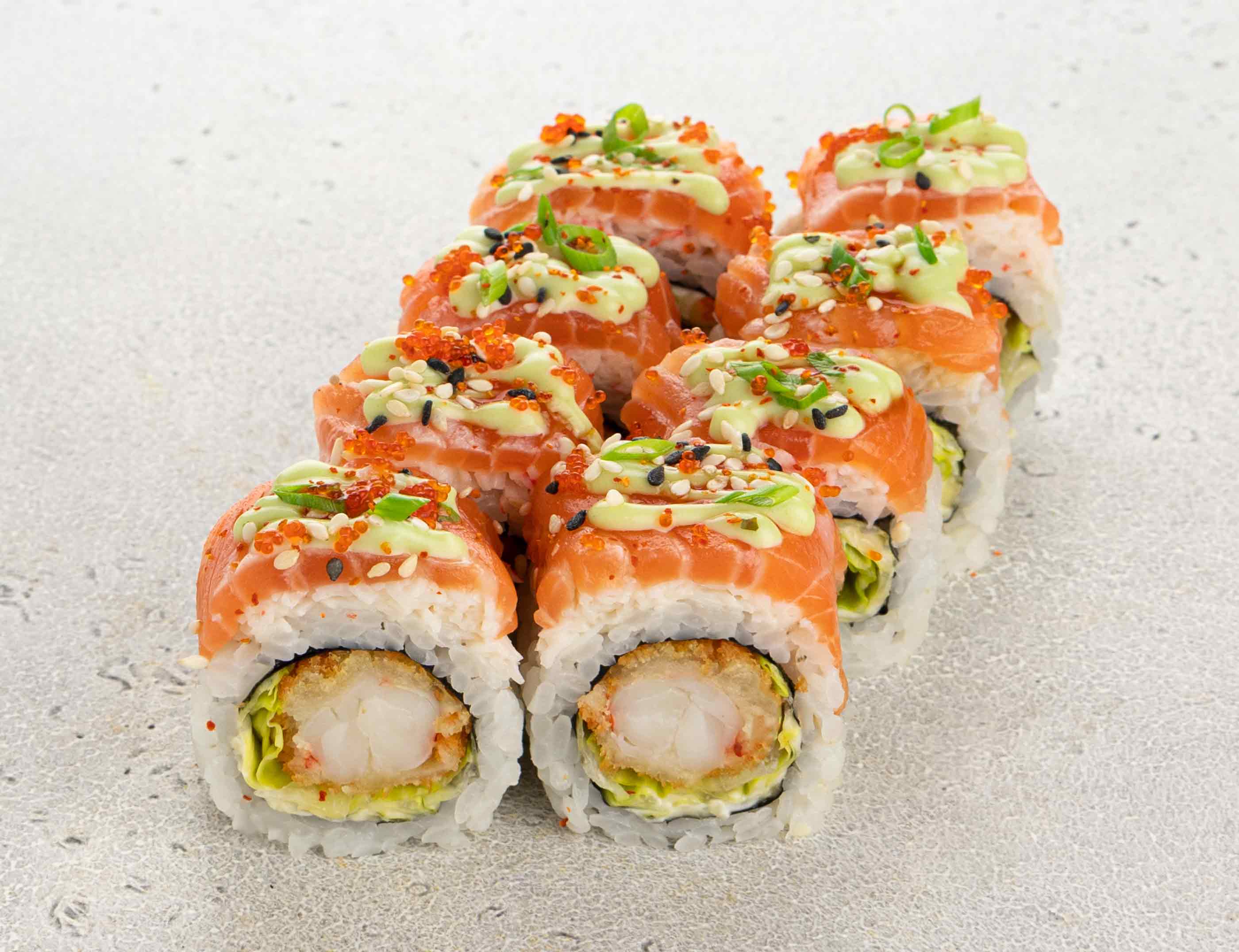 Ролл с опаленным лососем и креветкой темпура (8 шт)