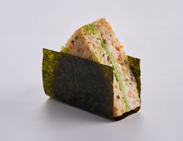 Онигири с креветкой и авокадо