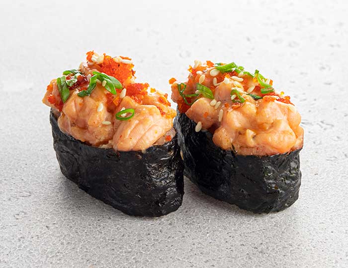 Запеченные суши с лососем (2 шт)