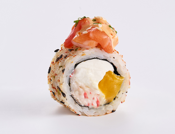 Острый ролл с лососем и манго (8 шт)