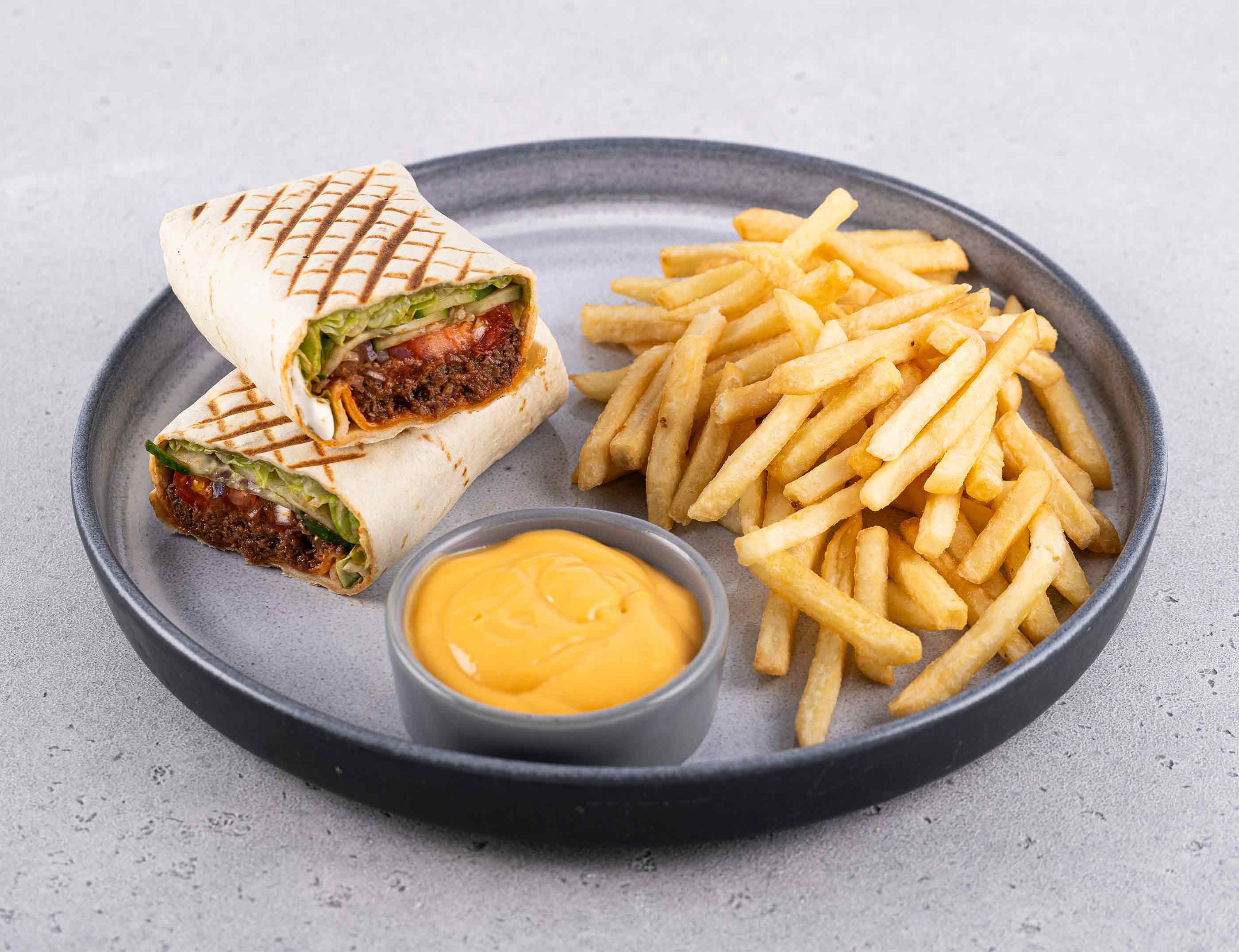 Японская шаверма с говядиной и картофелем фри