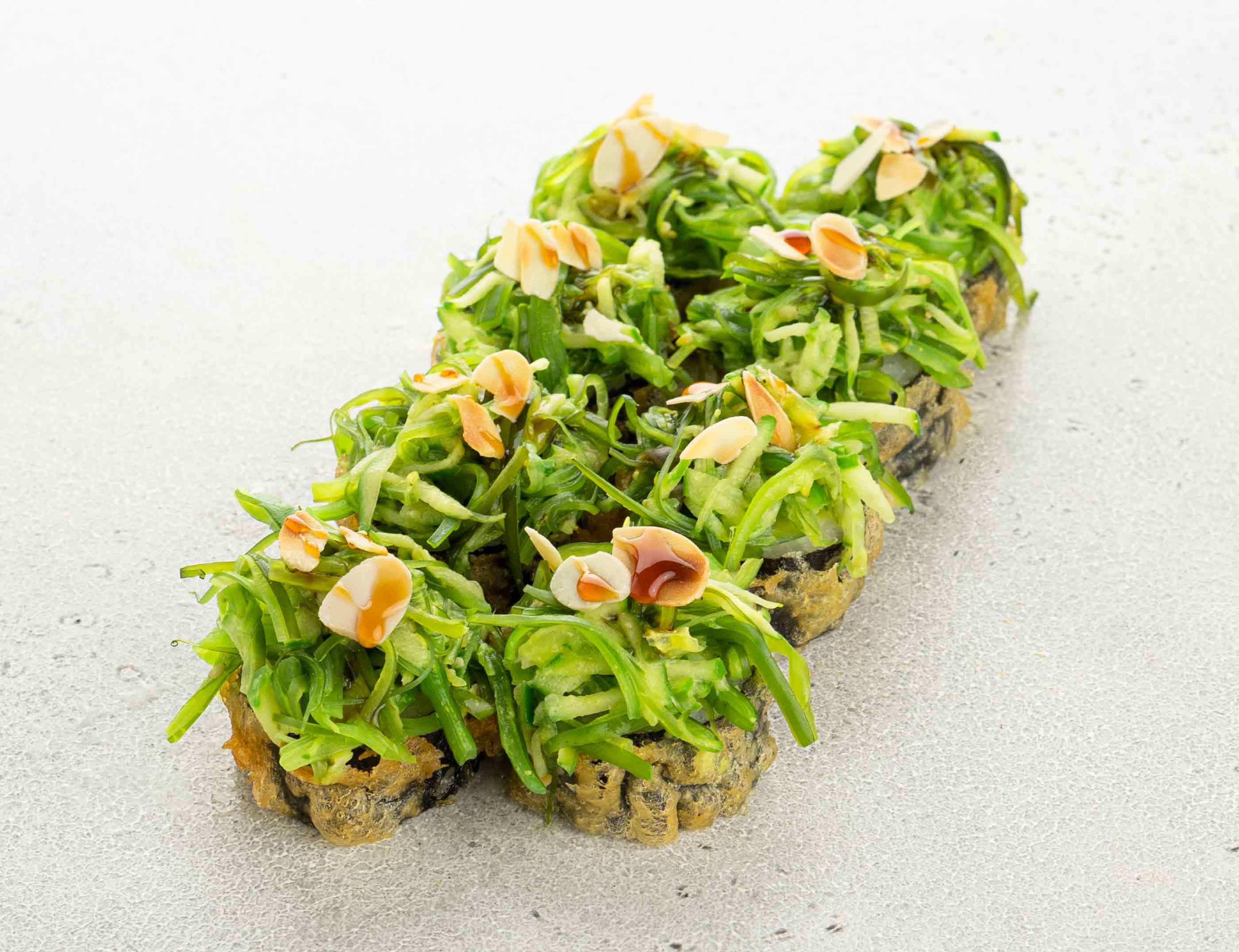 Темпура ролл с чукой (8 шт) салат санта бремор из морских водорослей чука 150 г
