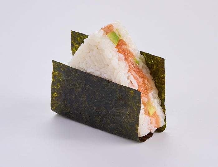 Онигири с лососем и авокадо