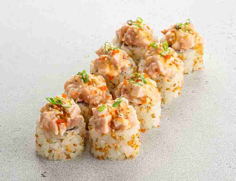 Запеченный ролл с лососем и соусом горгонзола (8 шт)