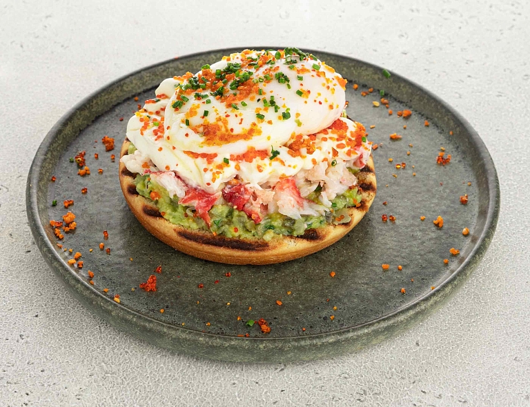 Бриошь с камчатским крабом и яйцом пашот
