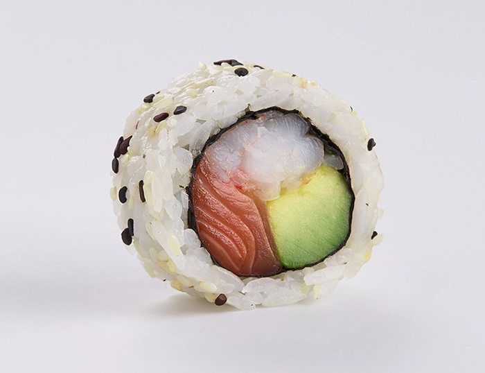 Ролл с лососем, креветкой и авокадо (8 шт)