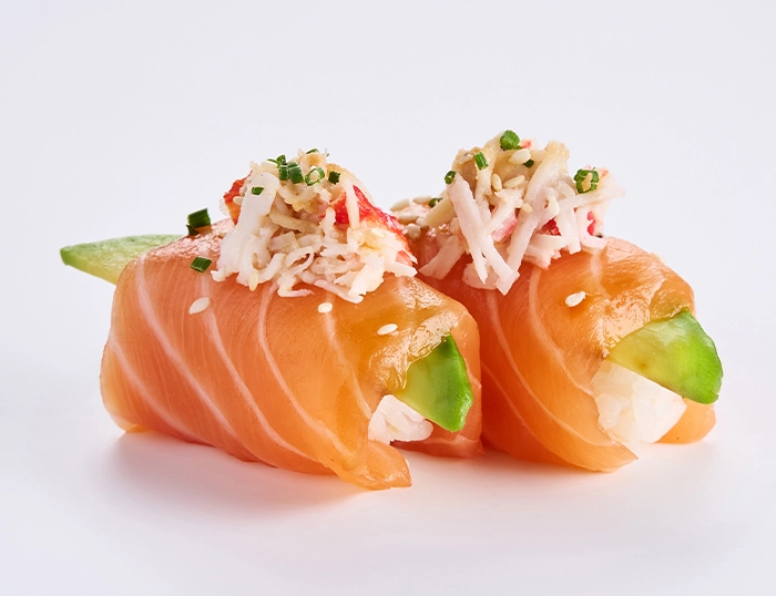 Суши с лососем и камчатским крабом (2 шт)