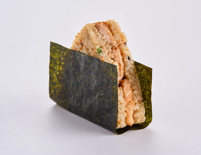 Онигири с лососем гриль