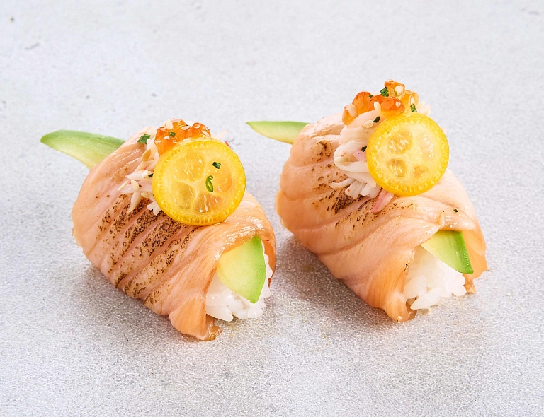 Суши с опаленным лососем и камчатским крабом (2 шт)