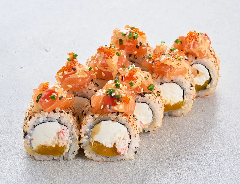 Острый ролл с лососем и манго (8 шт)